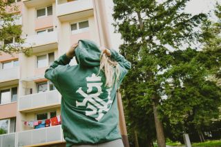 Léto nám udělalo zdarec, tak co takhle koupit si novou mikinu? 😁